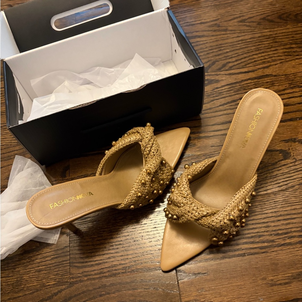 NEW! Fashion Nova twisted sandal with detailing size 9